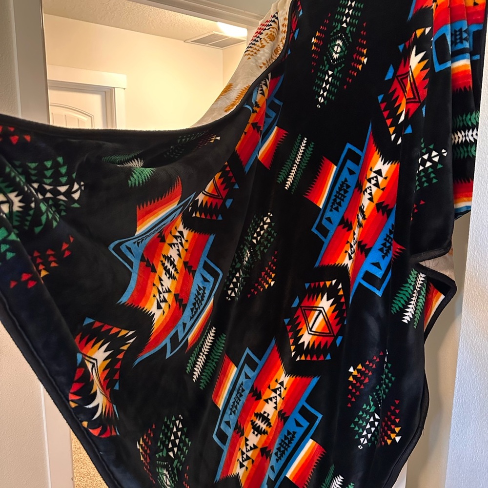 Western Trading Blankets Aztec/Southwestern Reversible Blanket - Picture 3 of 6